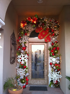 Puertas navideñas decoradas con copos de nieve-esferas,luces y guirnaldas navideñas