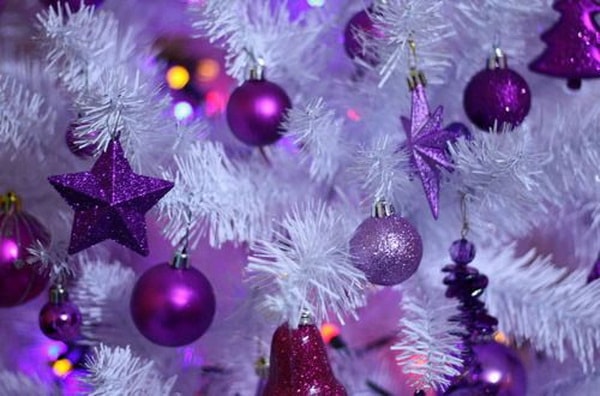 Imagenes con ideas para decorar el árbol de navidad con morado